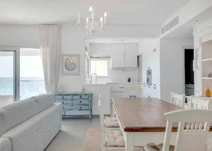Phaedrus Living: Beach Front Flat Kyma