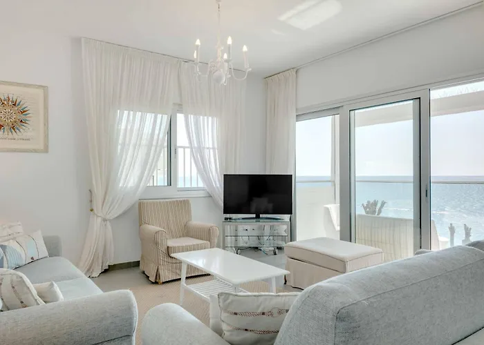 Phaedrus Living: Beach Front Flat Kyma